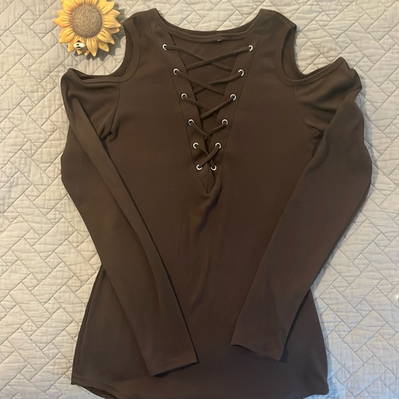 Cold shoulder lace front top π» - Picture 1 of 5